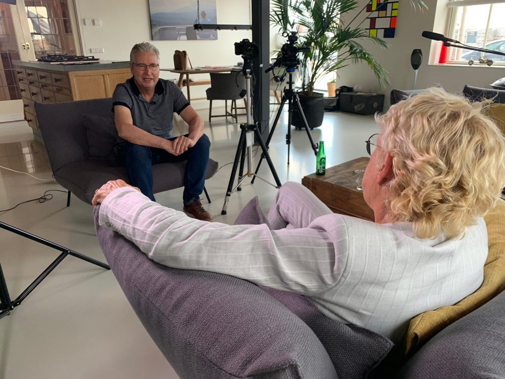 Vrouw en cameraman inhuiskamer