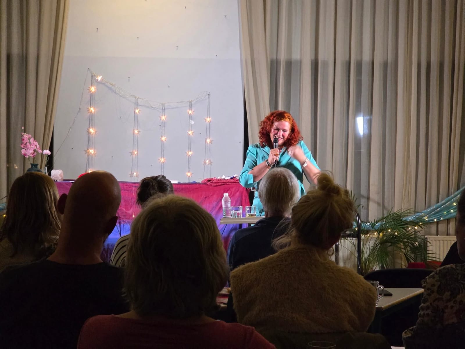 leonie geeft lezing sept 2025 Leonie Linssen tijdens haar lezing op 30 september 2025 in sprekerscafe gouda