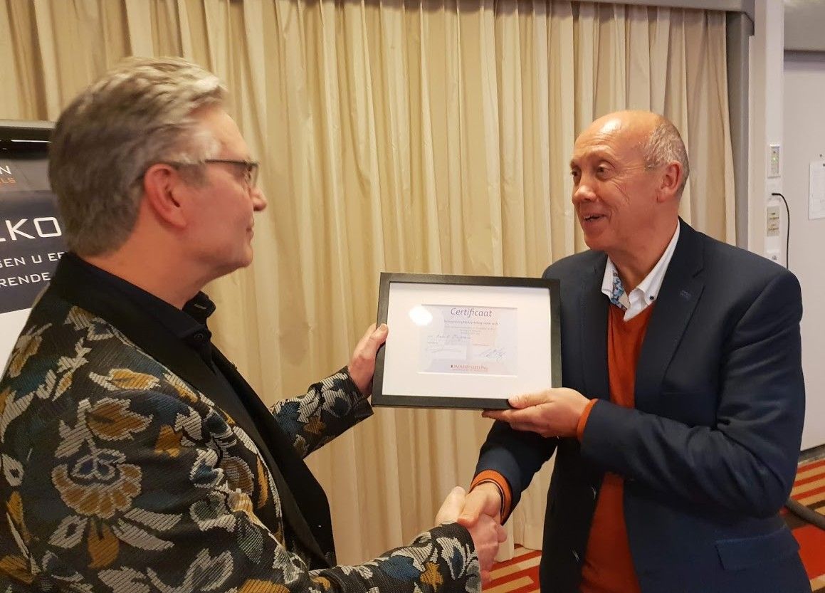 Wim Jurg reikt certificaat uit aan student basisopleiding merkopstelling